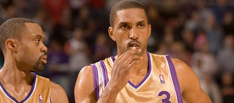 Shareef Abdur-Rahim playing basketball